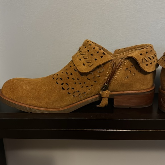 Soft suede ankle bootie, size 7 - Picture 5 of 9